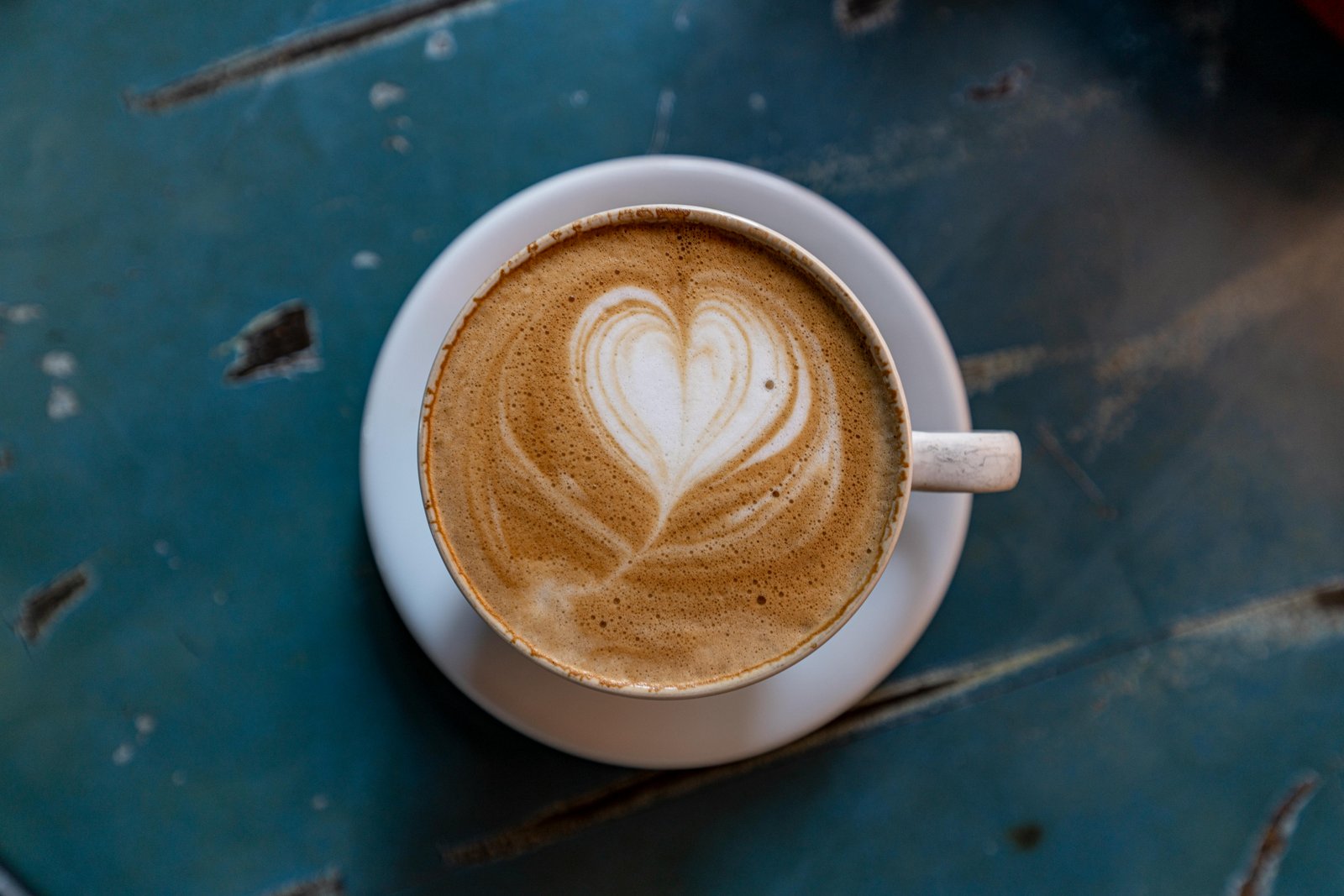 A minimalist coffee-themed high-resolution wallpaper, 26 of 63.